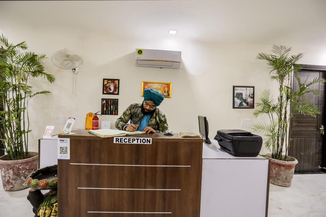Oyo 65118 Hotel Vatika Gurgáon Kültér fotó